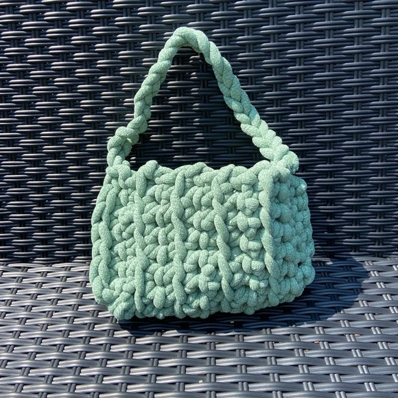 Green plush handmade crochet mini shoulder bag 💚 - Picture 3 of 6